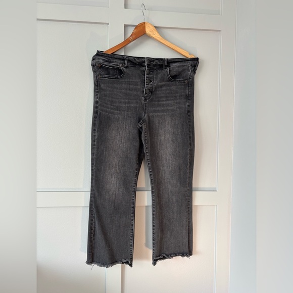 💜 American Eagle Women's Cropped Gray Artist Distressed Jeans - Picture 1 of 7